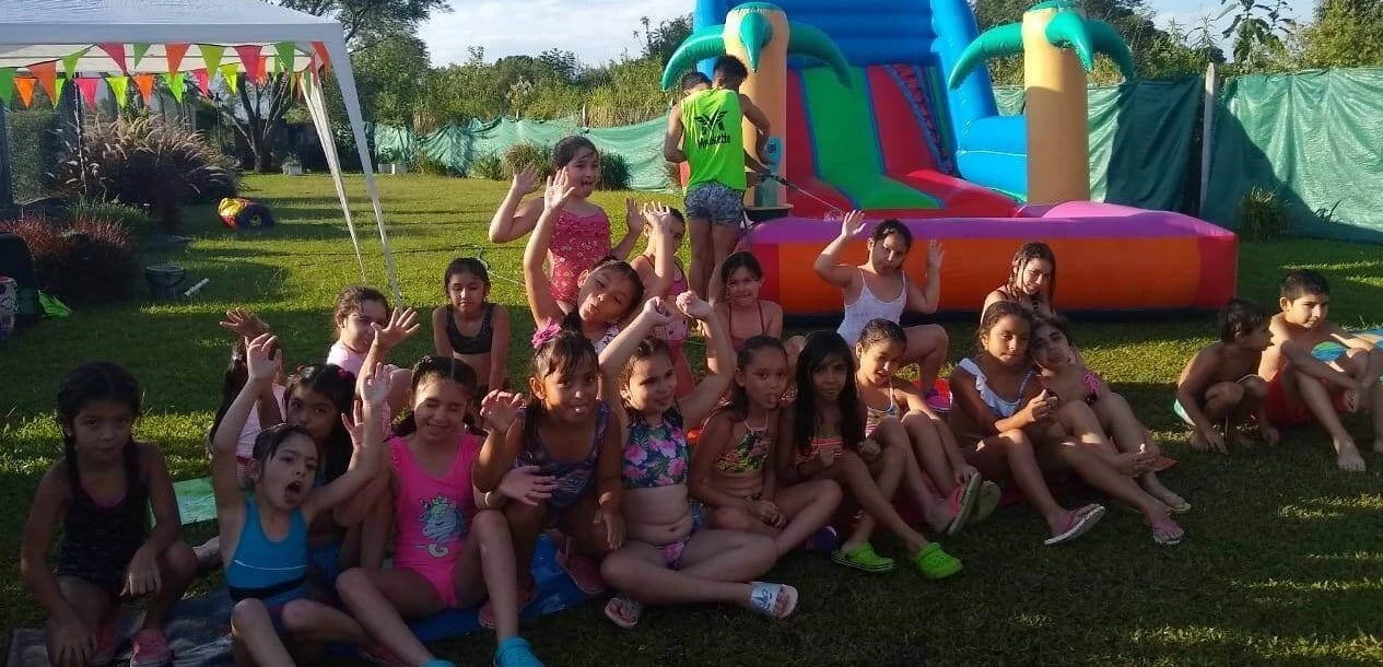 Niños sentados en la sombra