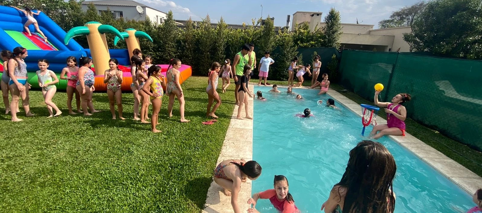 Niños jugando en la pileta