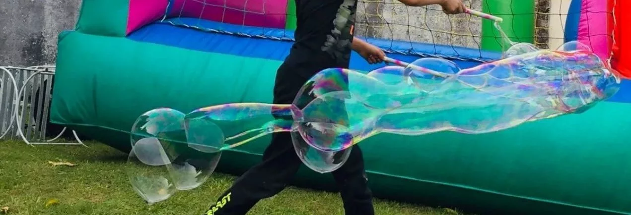 Niño con brbujas gigantes