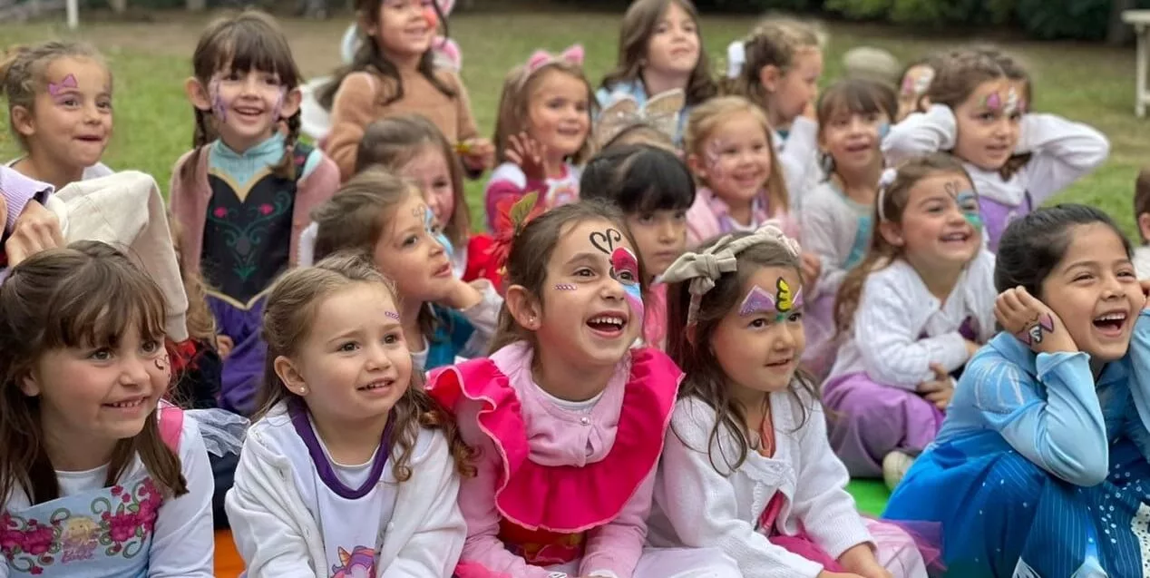 Imagen de niñas sonriendo