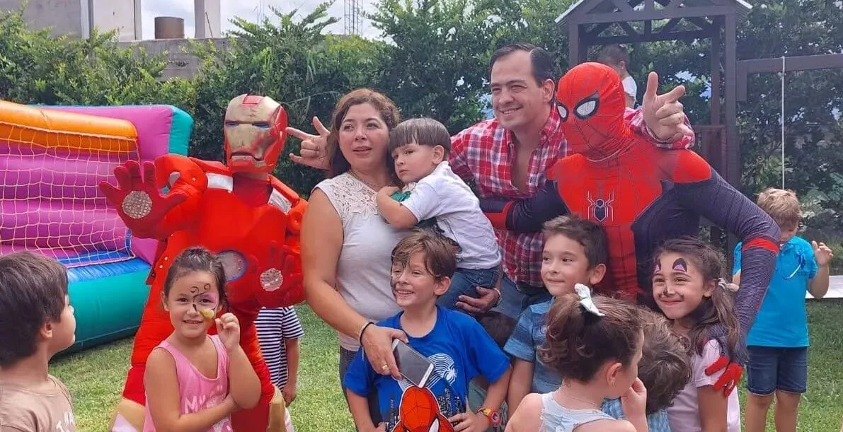Imagen de padres con Spider-man y Iron man