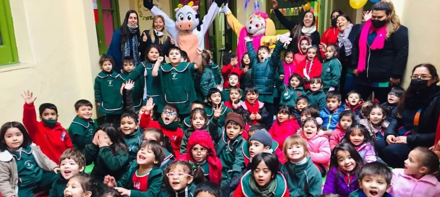 Niños del jardin con Vaca Lola y Chase