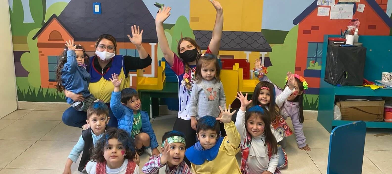 Niños de jardin posando con sus maestras