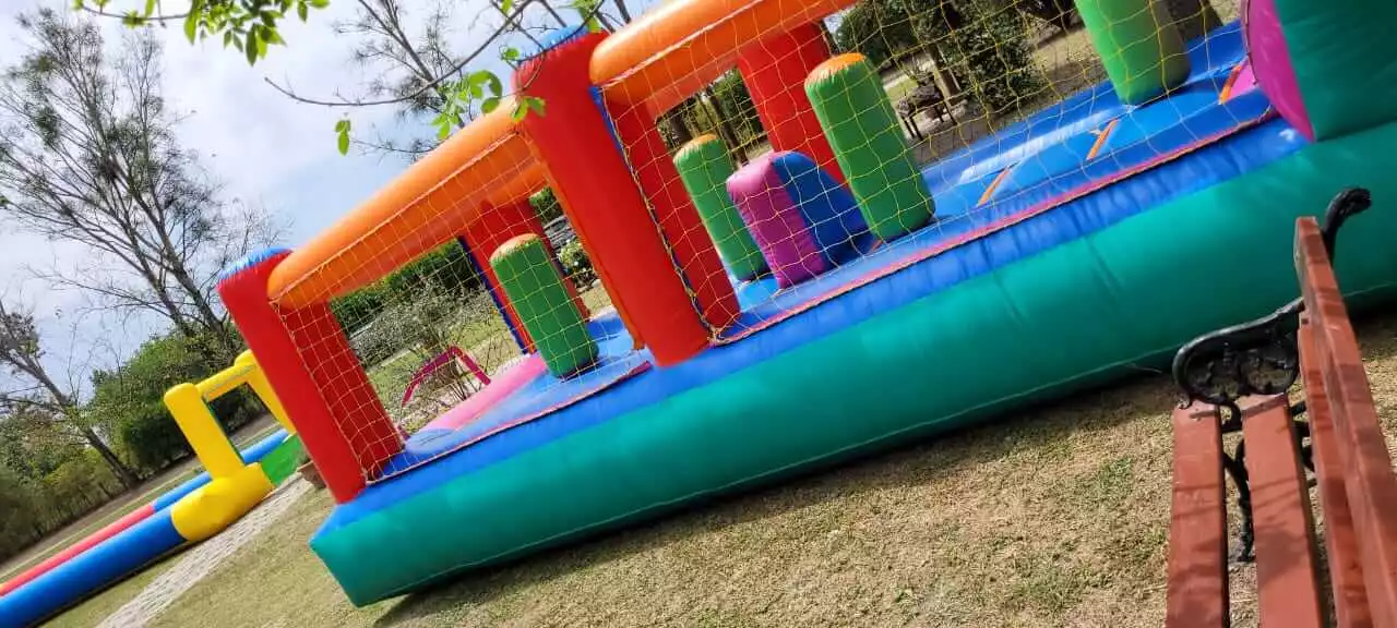Foto de inflable con obstaculos